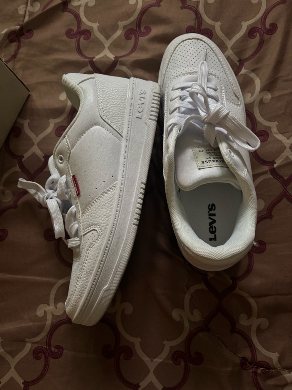 White woman levis sneakers